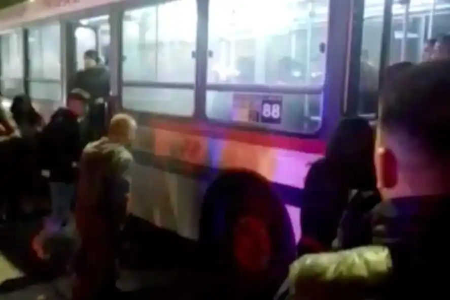 "Los voy a matar a todos": Pánico por un penitenciario que empezó a los tiros arriba de un colectivo en La Matanza