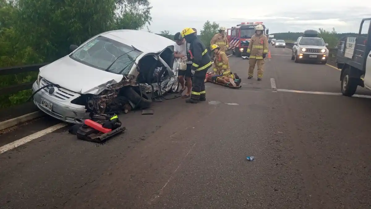 Un vehículo colisionó contra un puente en la autovía Artigas