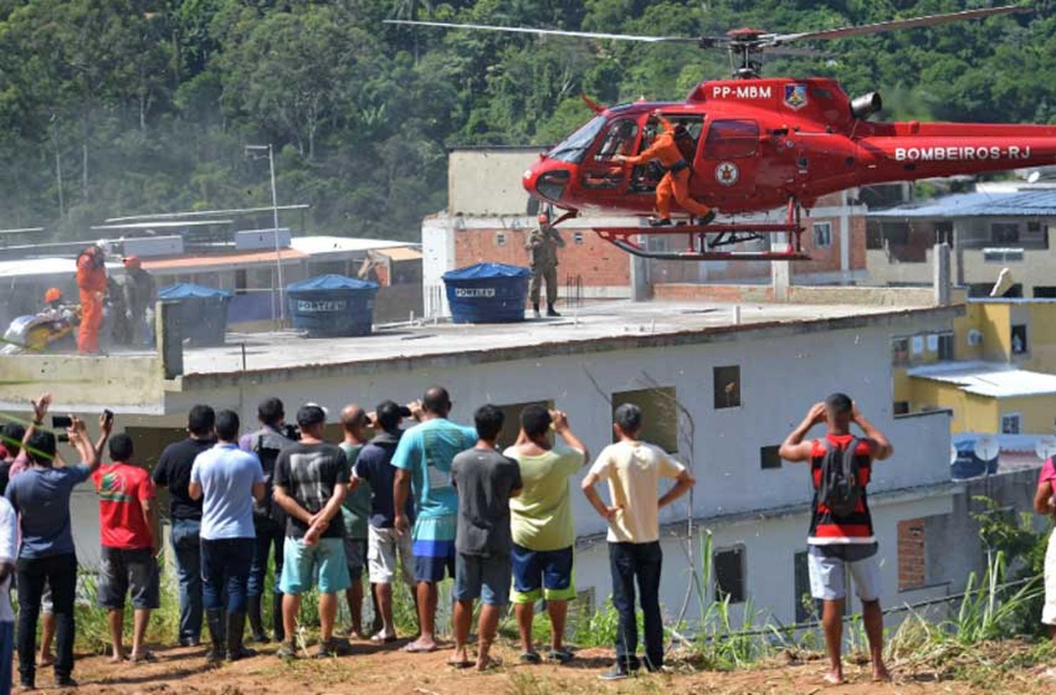 Derrumbe en Río de Janeiro: cinco muertos y decenas de desaparecidos