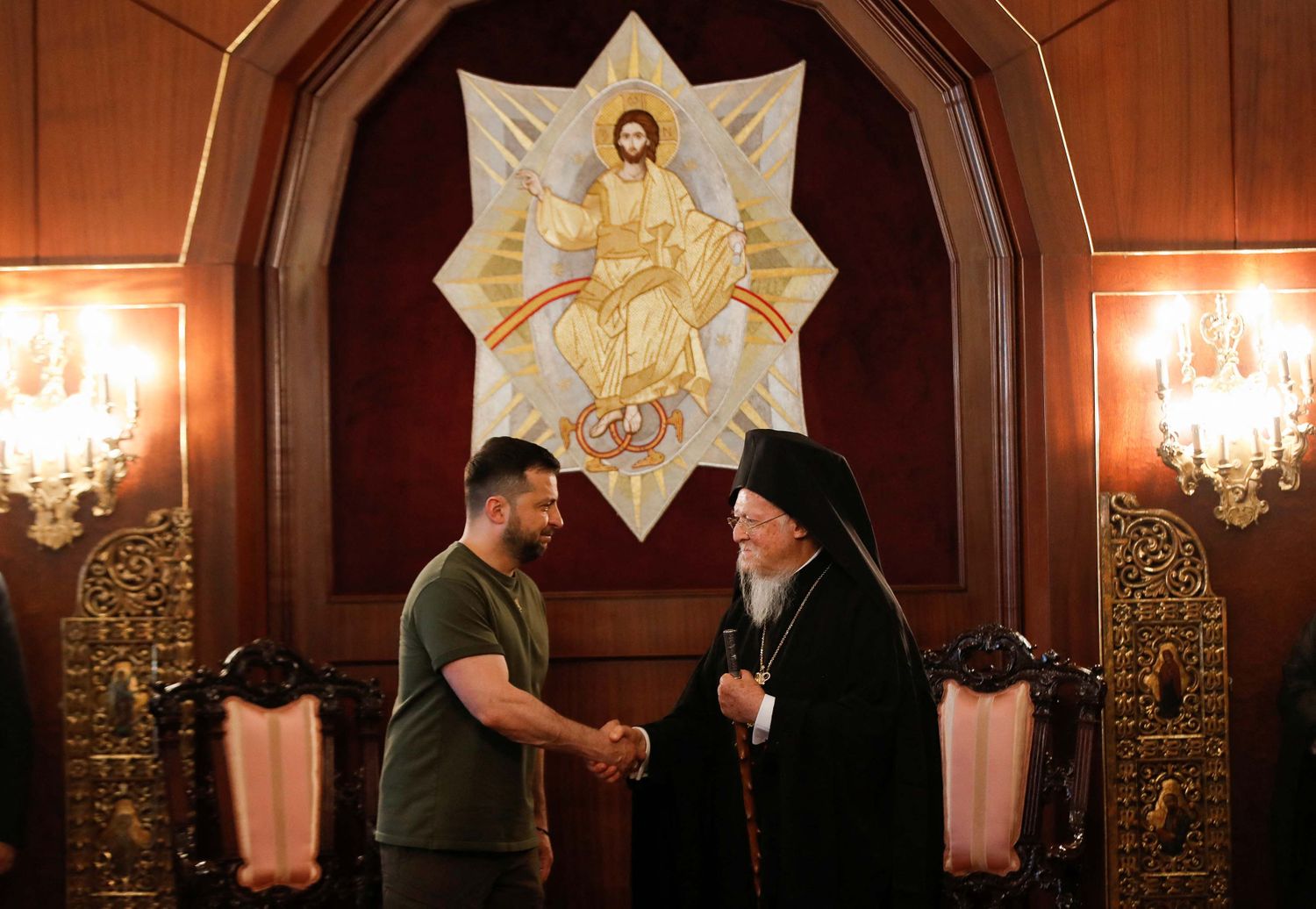 El patriarca ecuménico Bartolomé I le da la mano al presidente de Ucrania, durante una conferencia de prensa conjunta en Estambul.