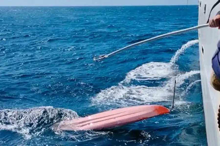 Encontraron el kayak de los dos pescadores desaparecidos en Cariló