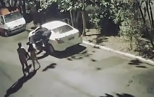 Video: Tenían sexo en el auto, los asaltaron y quedaron desnudos en la calle