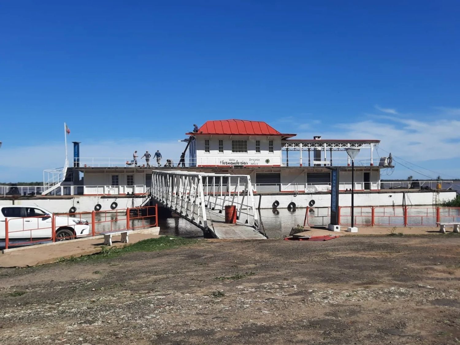 La tormenta voló parte del techo del muelle flotante de Hernandarias