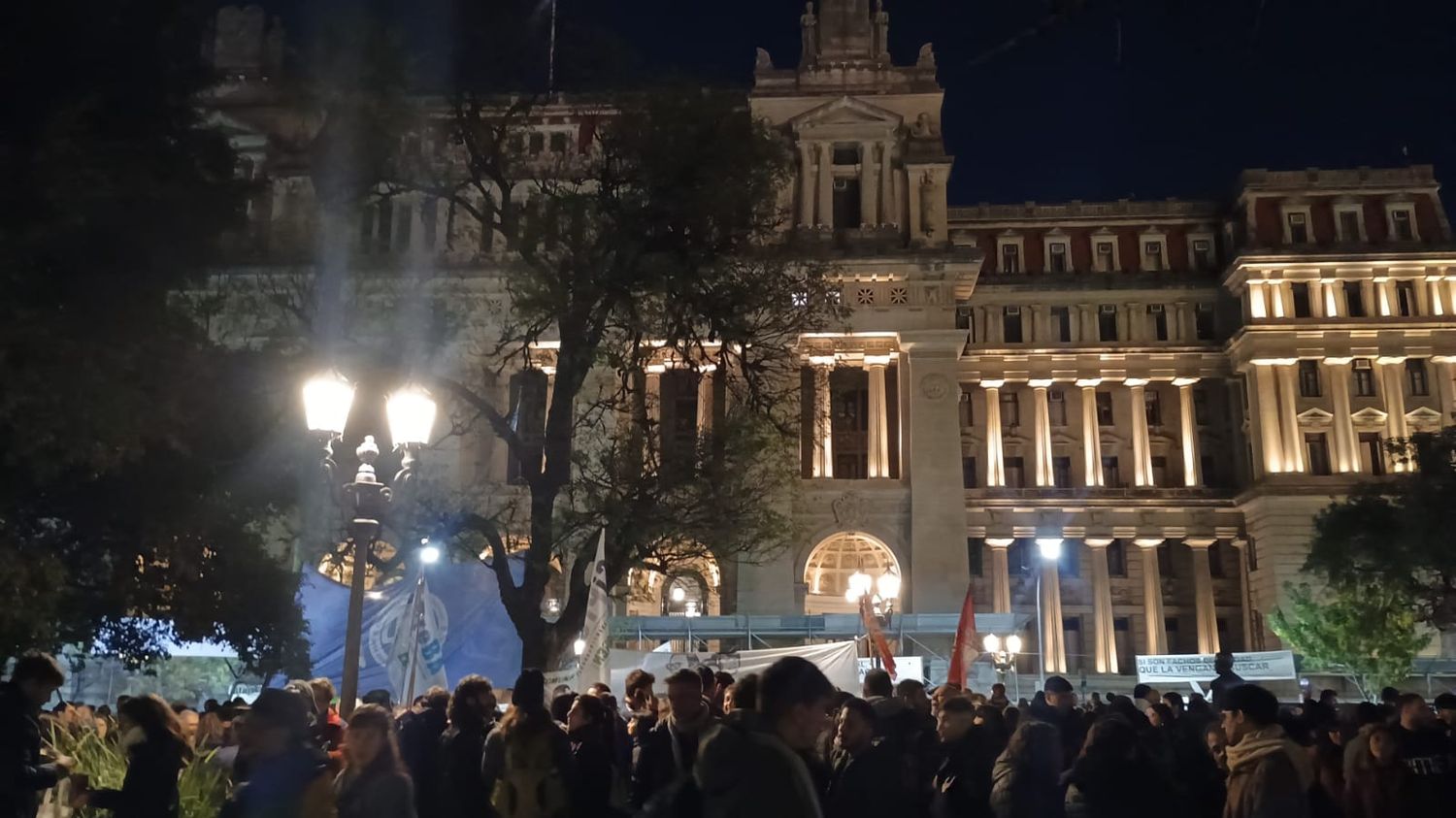 Acampe frente a tribunales en respaldo a Cristina Kirchner tras el fallo de la Corte