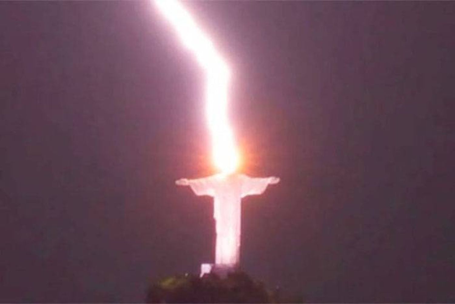 Cayó un rayo sobre el Cristo Redentor, en Brasil