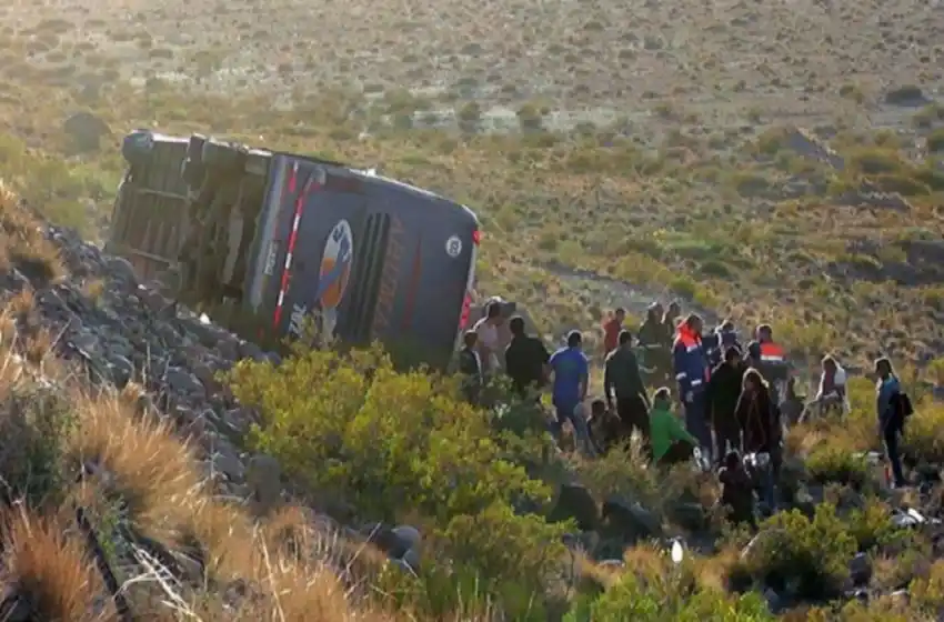 Tres muertos y varios heridos tras el vuelco de un micro en Mendoza