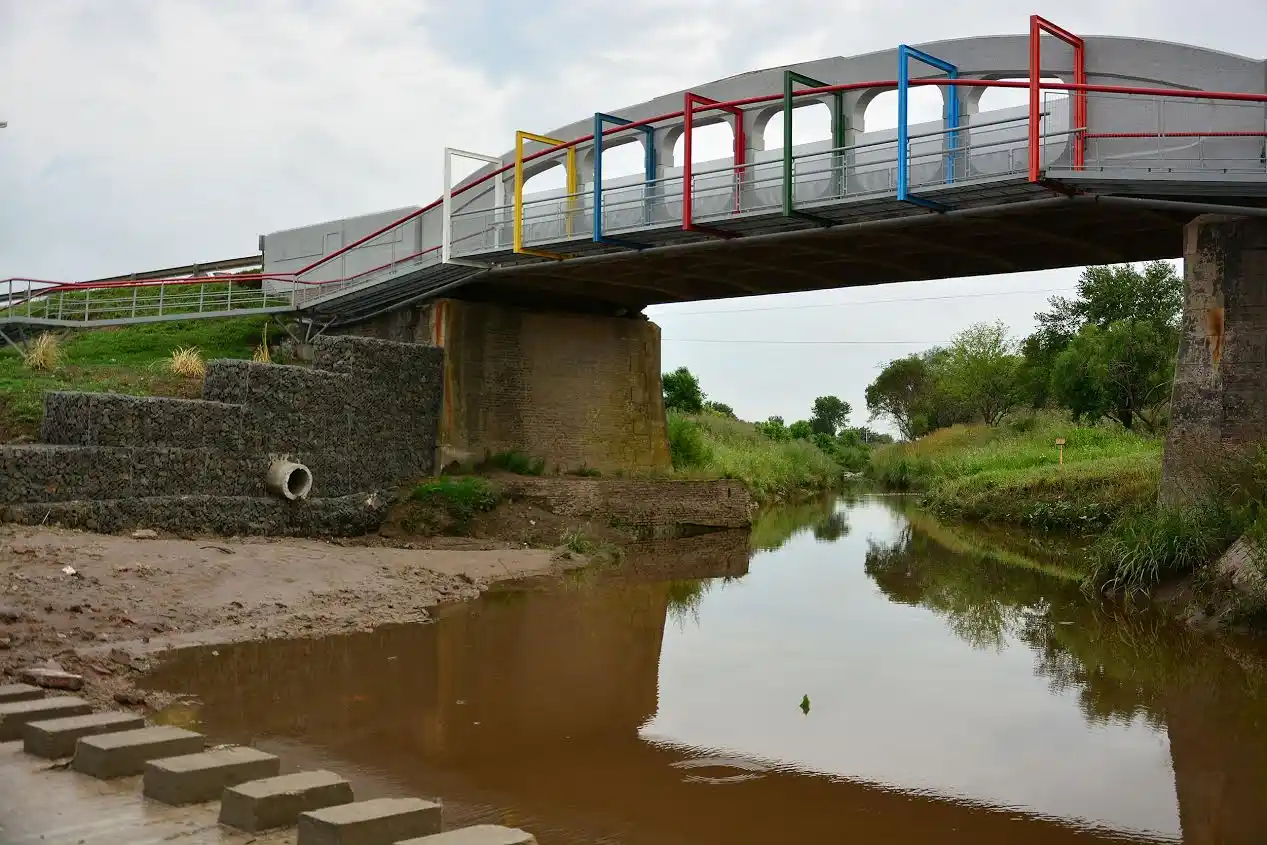En Valle María habilitaron la pasarela sobre el arroyo Crespo