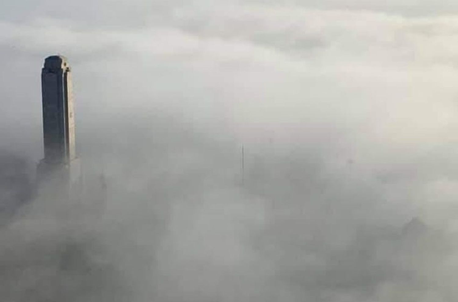 Una ciudad escondida bajo la niebla: impactantes imágenes aéreas de Rosario envuelta en una nube gris