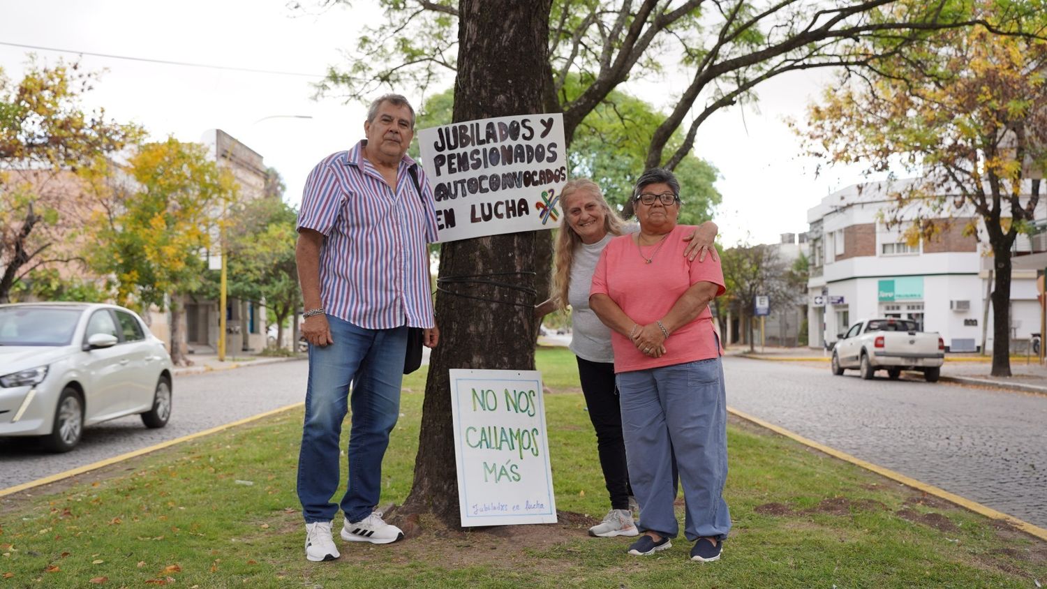 De pie y luchando: Miryam Bratti, Adriana Buffa y Quique Baigoria integrantes del grupo “Jubilados y Pensionados en Lucha San Francisco"