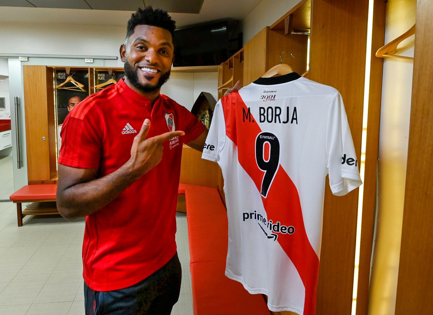 Borja posa con la camiseta de River tras su arribo al país.