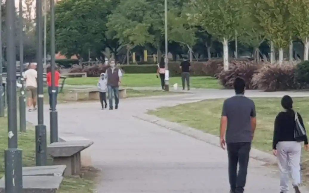 Bebía alcohol en el Parque de Colectividades, quiso escapar de un control y atropelló a un agente de la GUM