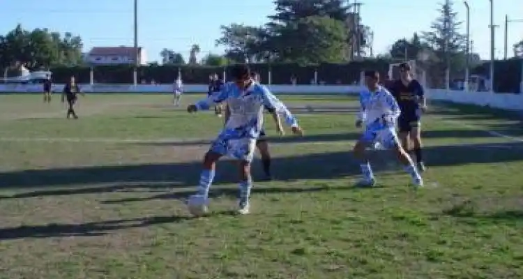 La Esperanza ganó y llegó a la punta