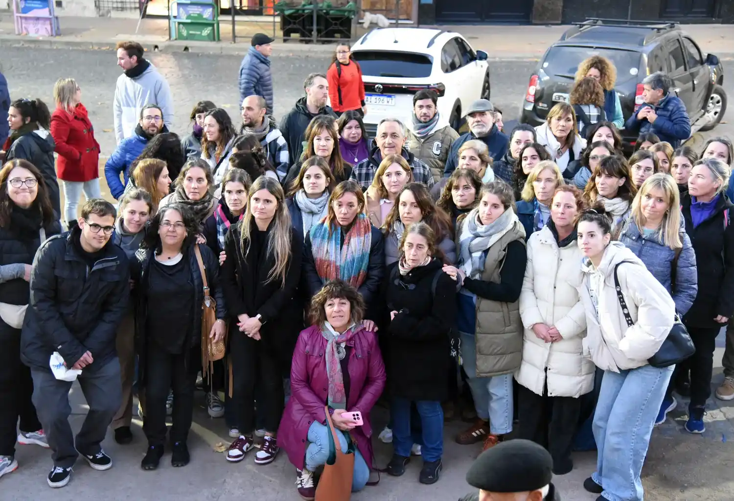 Los docentes de San José se sacaron una foto en apoyo a Valdez.