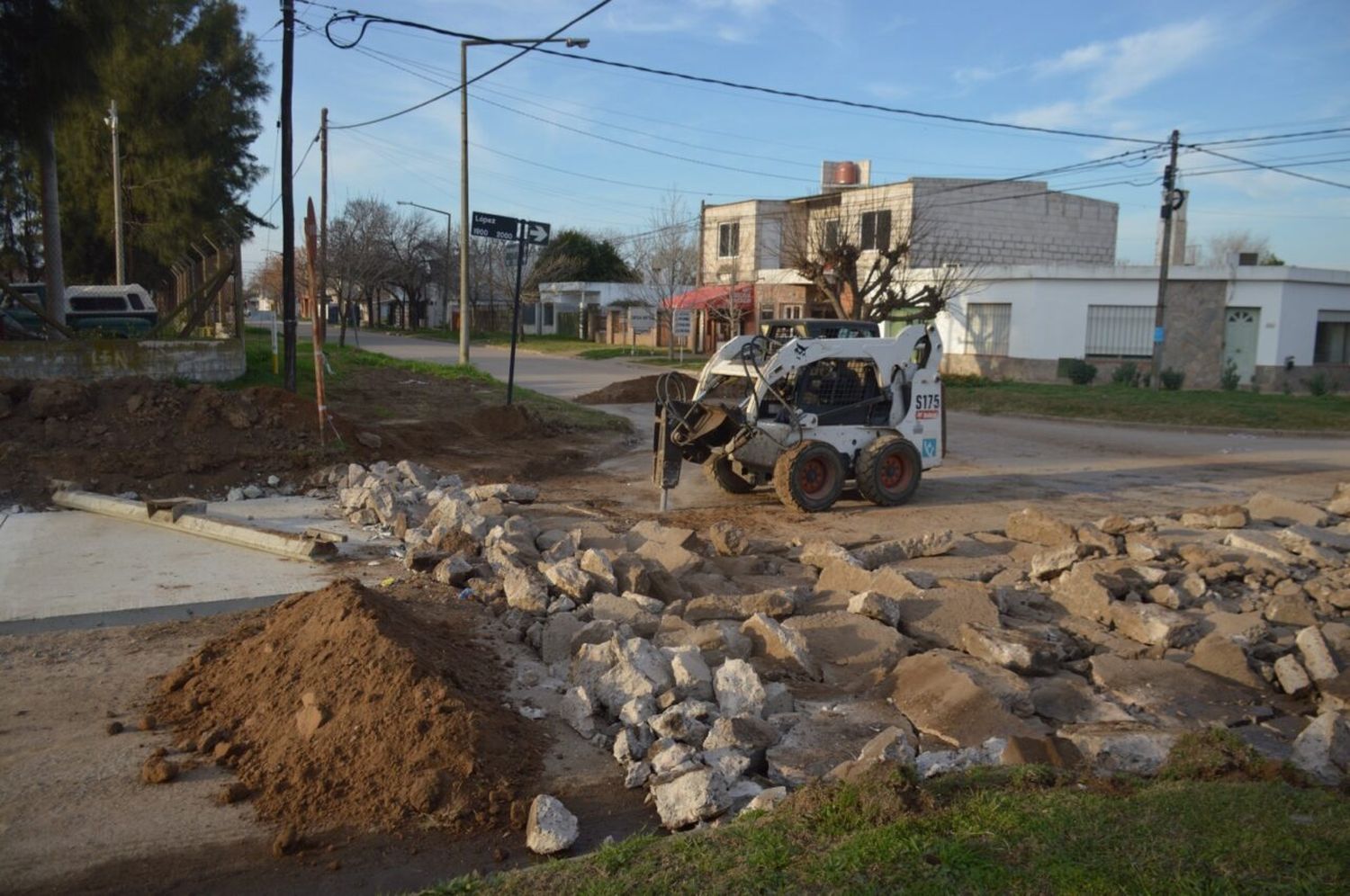 Cuadrillas municipales intensifican mantenimiento en calles de pavimento