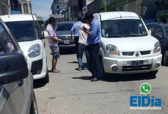 Choque entre dos camionetas en el centro de la ciudad 