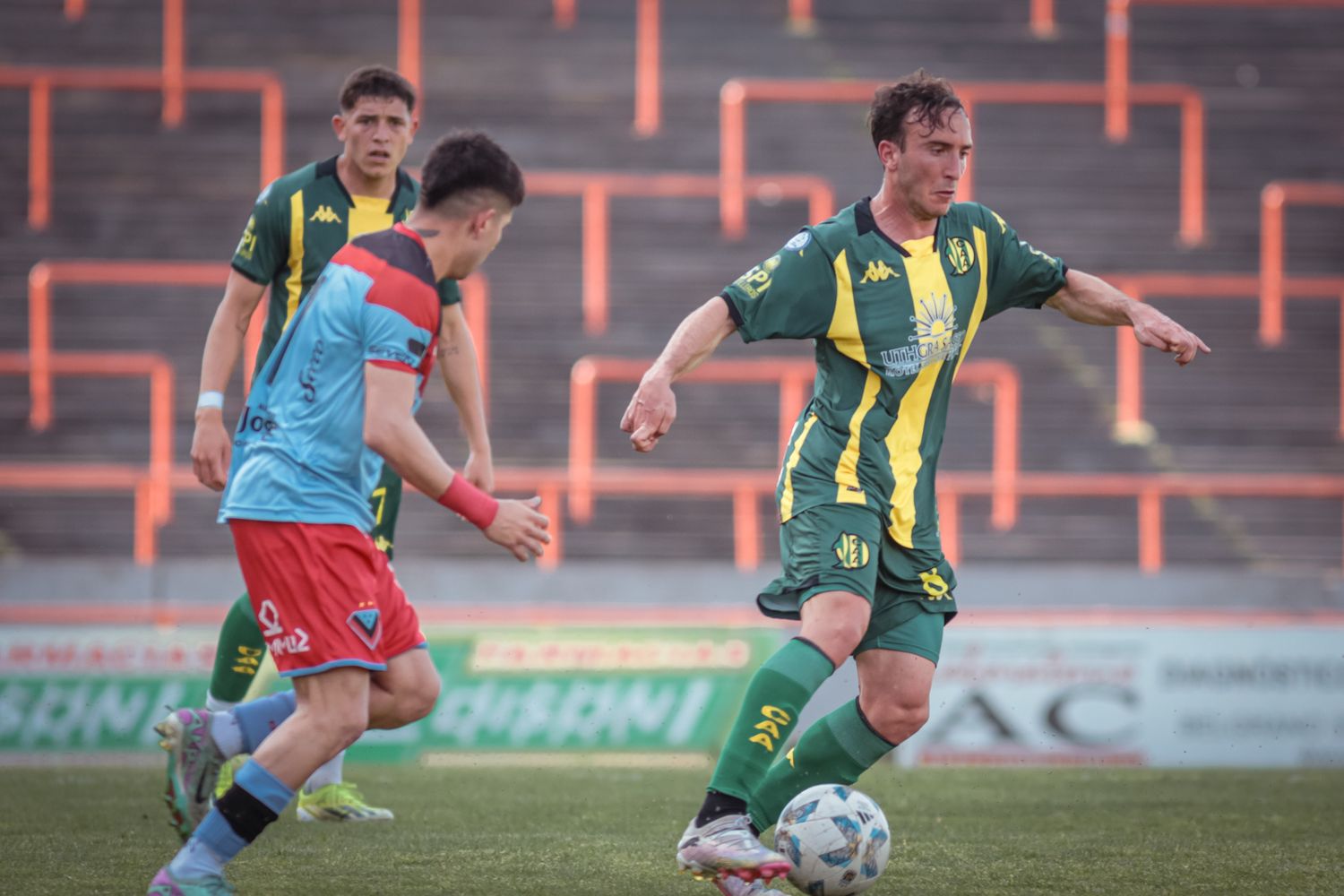 Valentín Larralde con el balón en sus pies