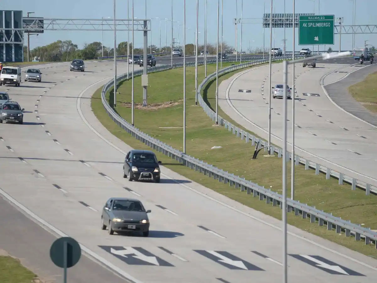 Una joven murió al ser impactada por un vehículo cuando cruzaba una ruta en bicicleta