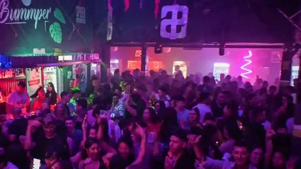 Otra vez detuvieron a un joven en un boliche por iniciar una pelea: agredió a un policía