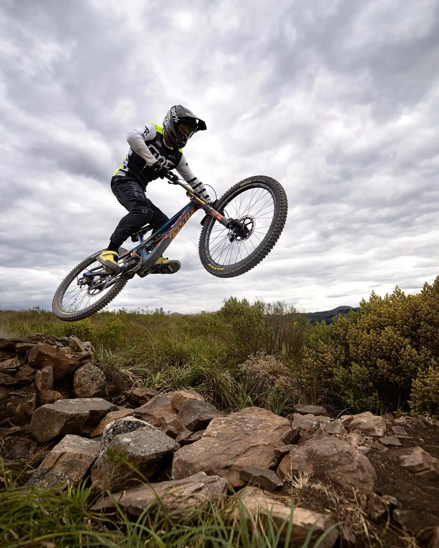 La categoría de descenso es considerada una de las más extremas del ciclismo, por sus circuitos llenos de obstáculos y terrenos desafiantes