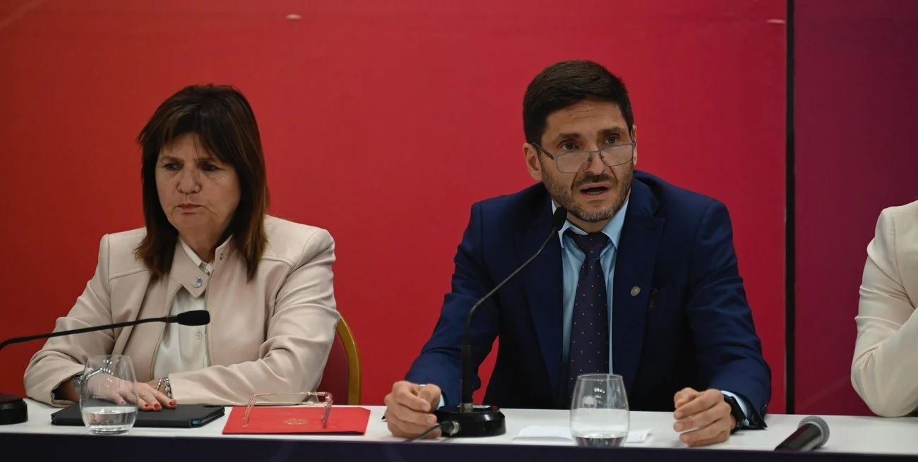 Patricia Bullrich, ministra de Seguridad de la Nación, junto a Maximiliano Pullaro, gobernador de la provincia de Santa Fe. Crédito: Marcelo Manera
