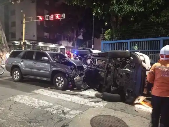 ¡ESTE SÍ SE COMIÓ LA LUZ! Camioneta a alta velocidad impacta contra patrulla de Polichacao (+VIDEO)