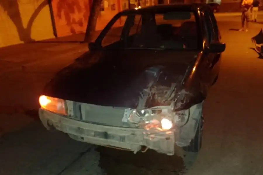 Alcoholizado, chocó contra una camioneta que estaba estacionada
