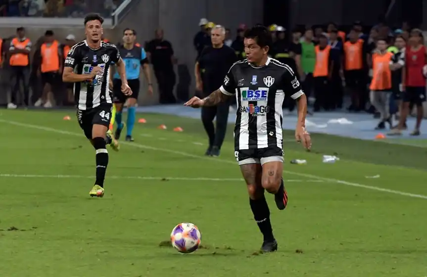 El Pulga Rodríguez volcó con su auto en la ruta y está internado en Tucumán