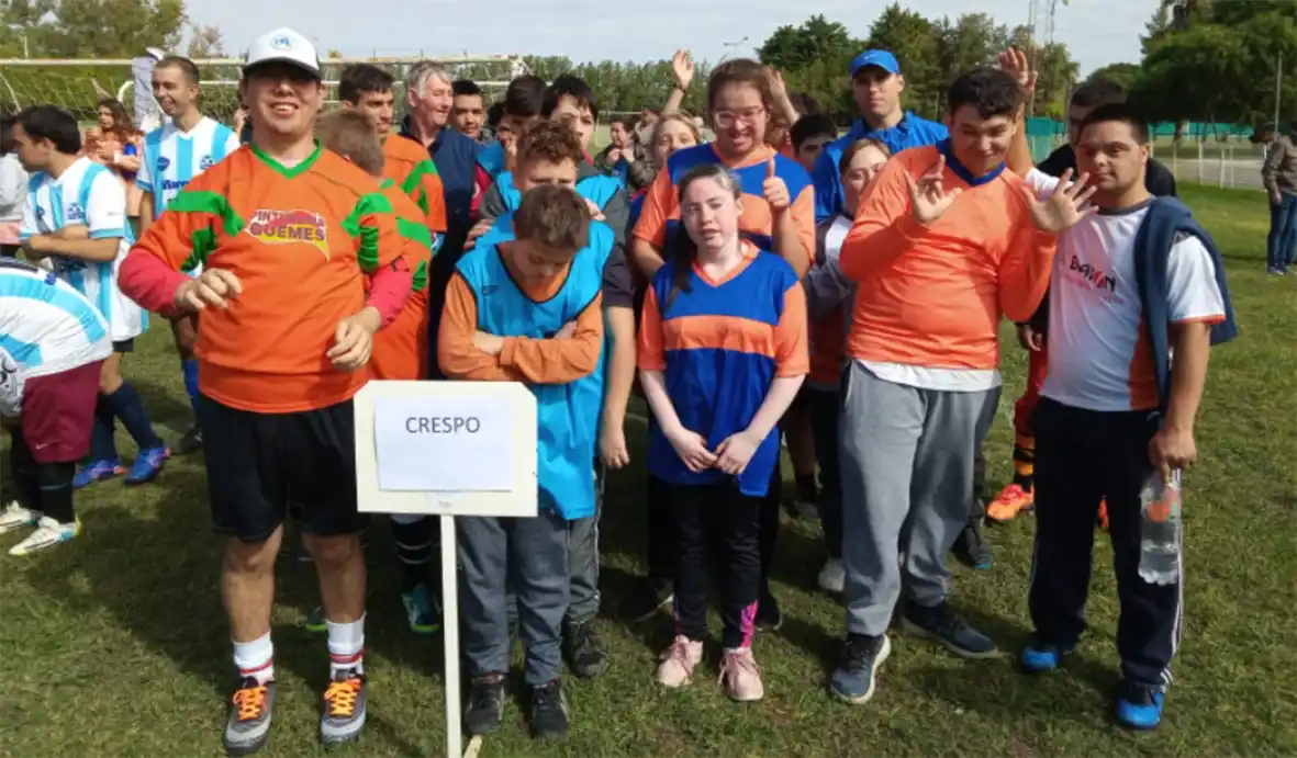 Rueda la pelota de la amistad