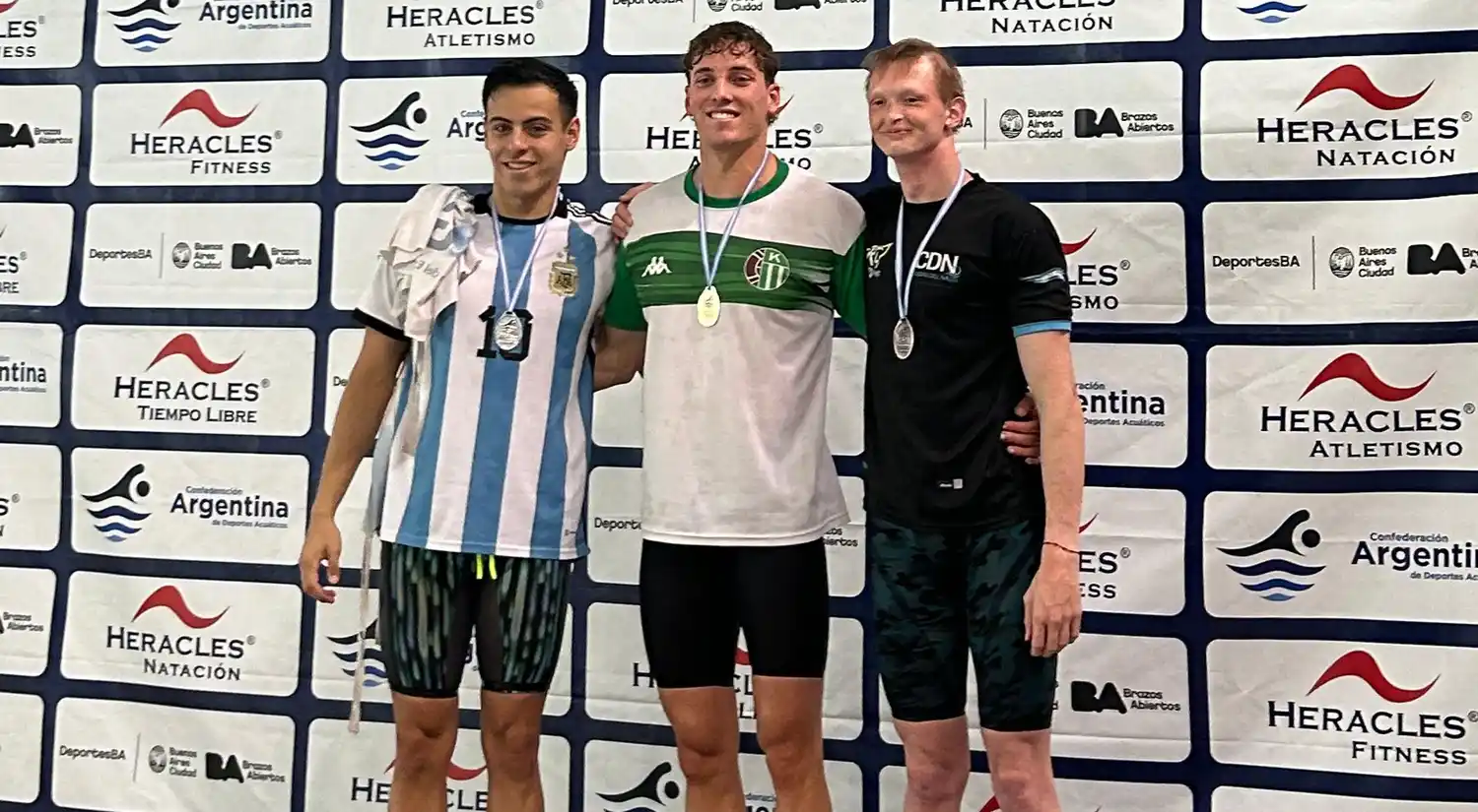 Lorenzo García con su medalla de oro en Buenos Aires.