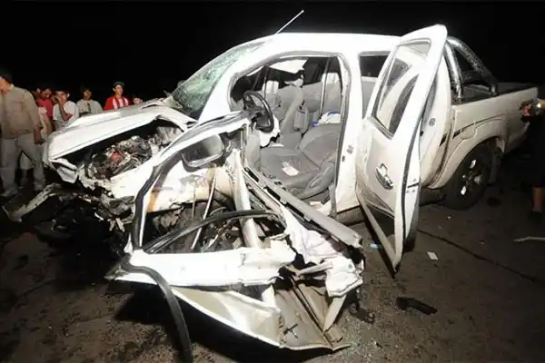 Murieron seis personas en el choque de un auto y una camioneta
