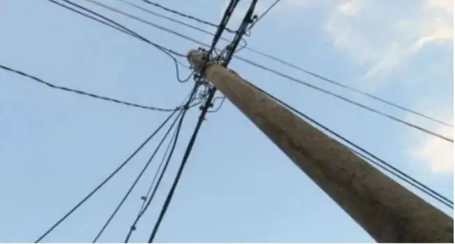 La Cooperativa Eléctrica se adelantó a las elecciones y expresó que está prohibido utilizar los postes para pegar carteles
