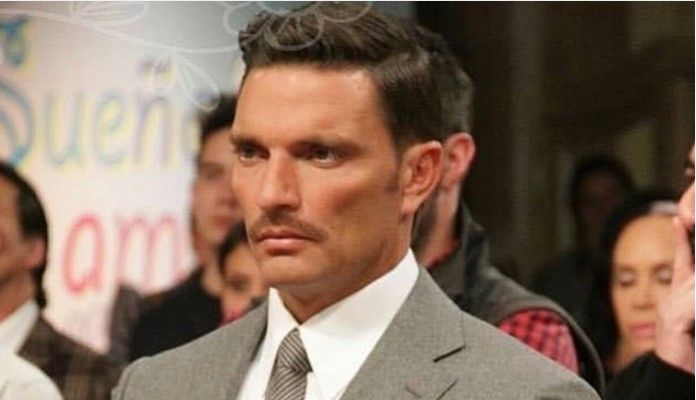 Julián Gil está hospitalizado en casa por coronavirus