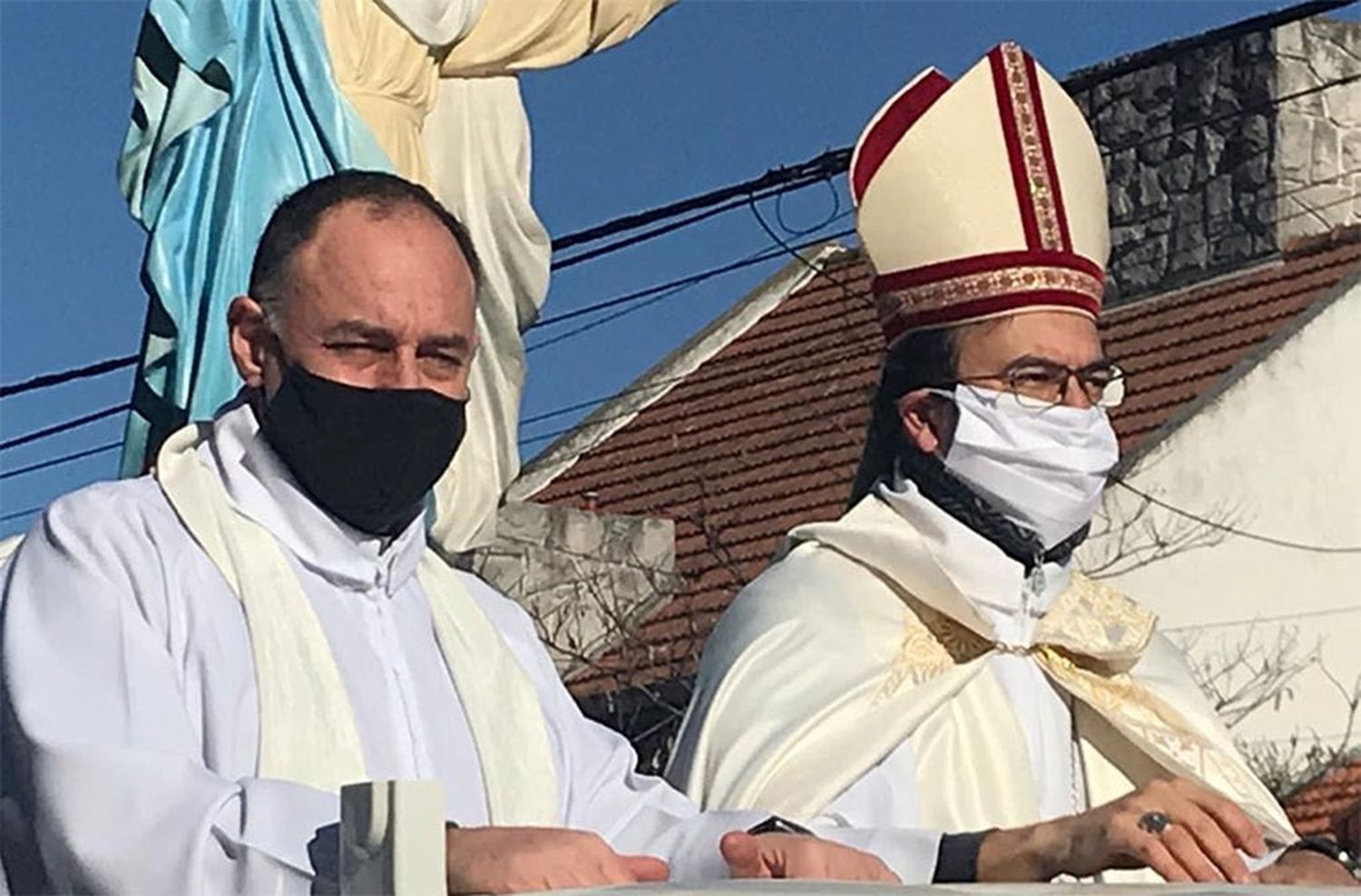 Ya recuperado, el Obispo Mestre agradeció a la Virgen en una procesión de vehículos