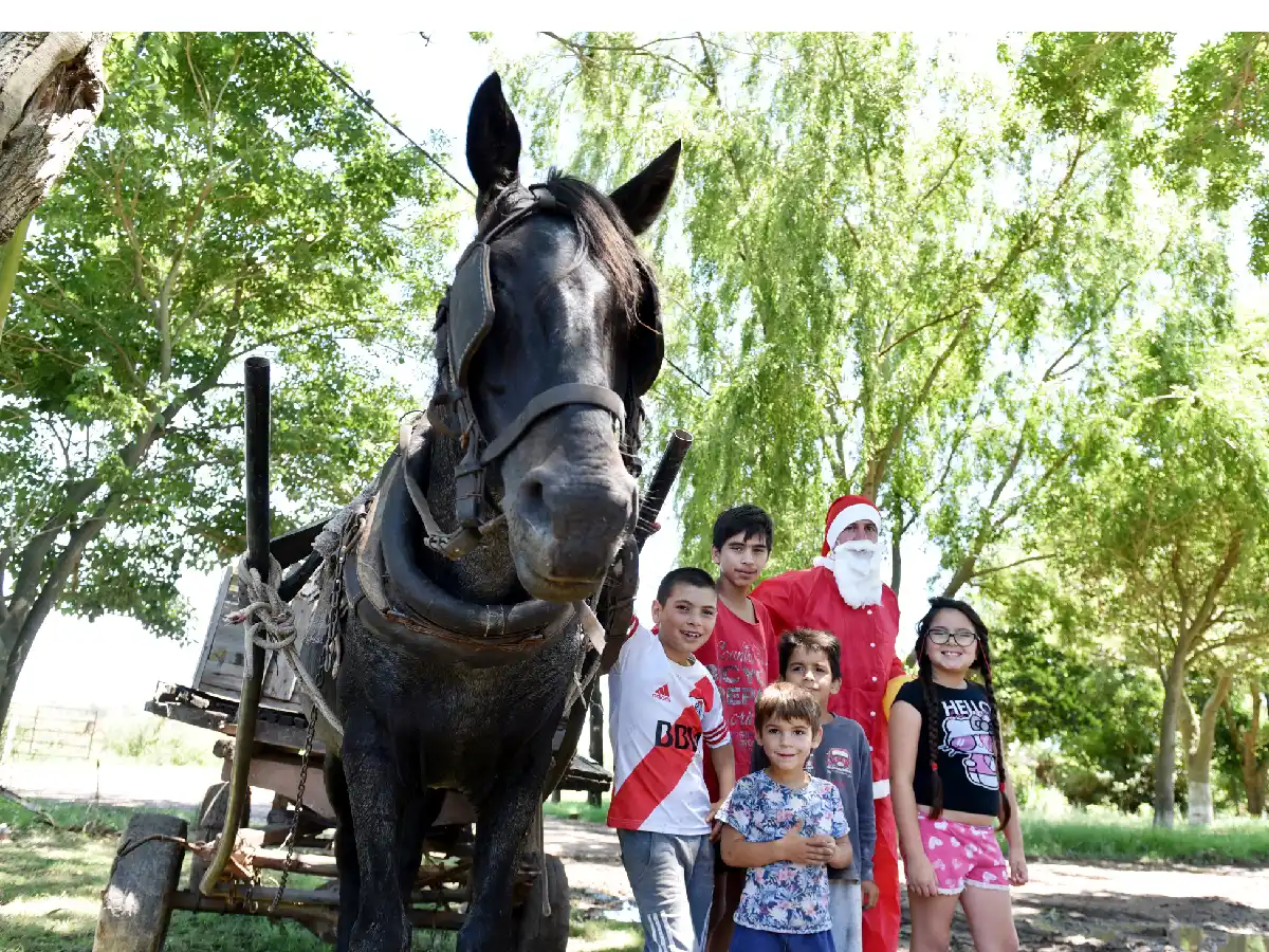 Papá Noel llega a caballo a Plaza San Francisco 