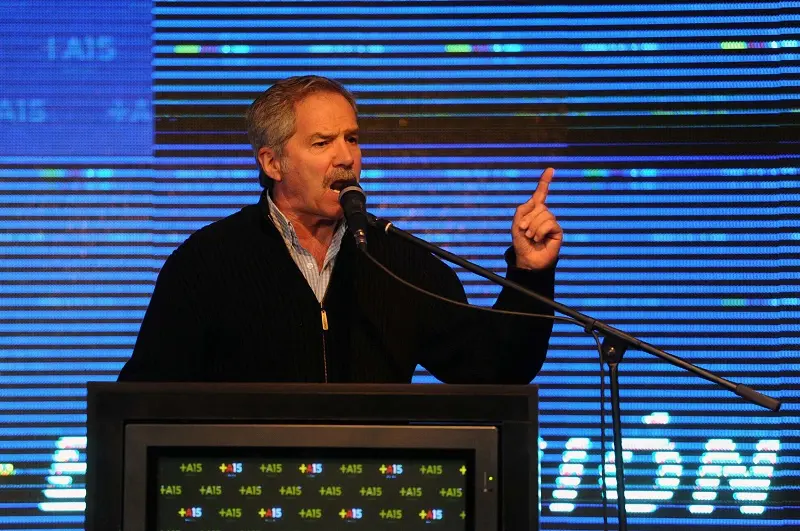 Solá contra Macri: "Dice que toca timbre casa por casa, pero en el Conurbano no hay timbres"