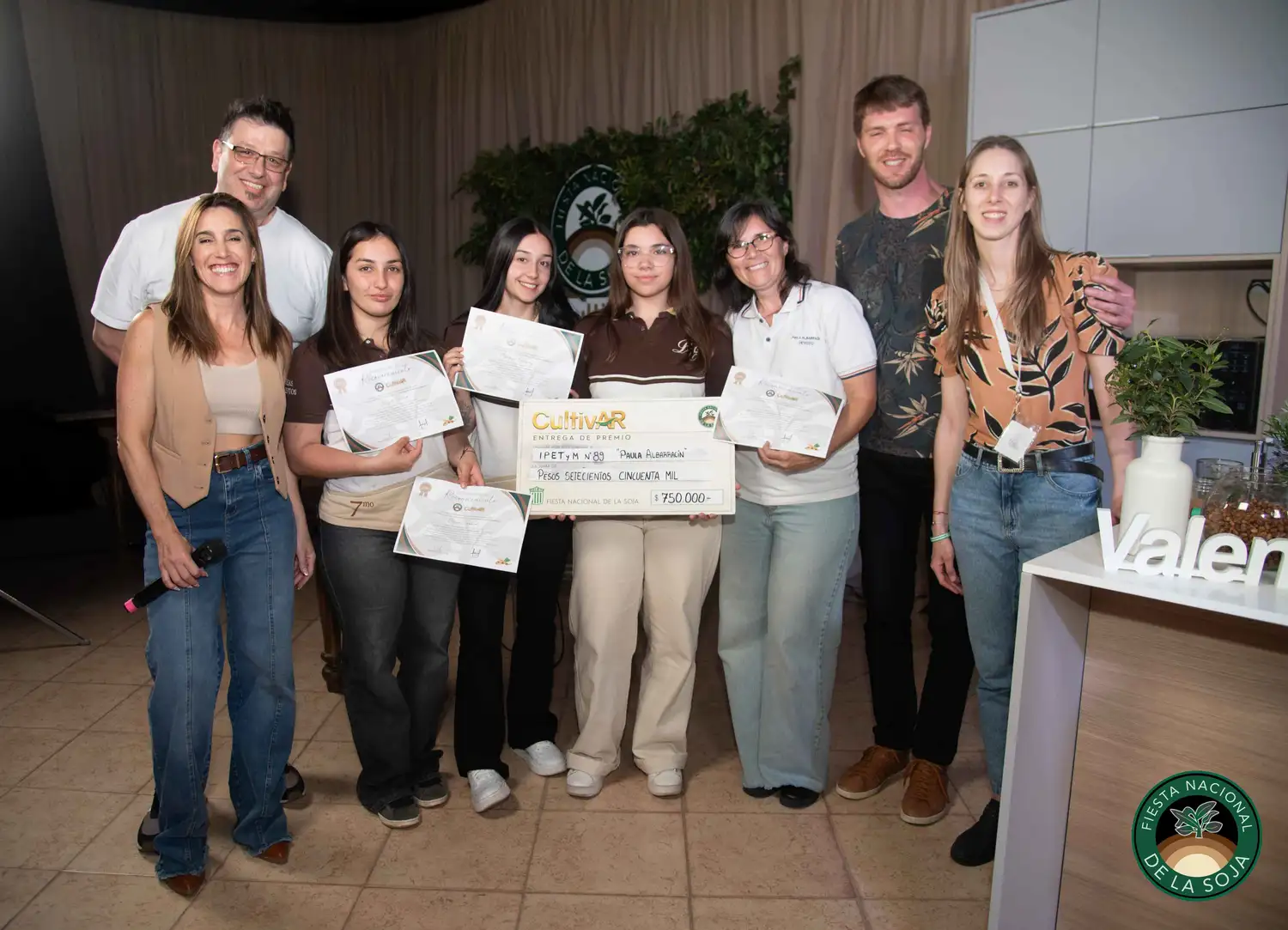 Estudiantes de Devoto desarrollaron un tofu artesanal con sabor local y coagulante natural que les valió el primer premio en Arequito y el reconocimiento de la cantante Soledad
