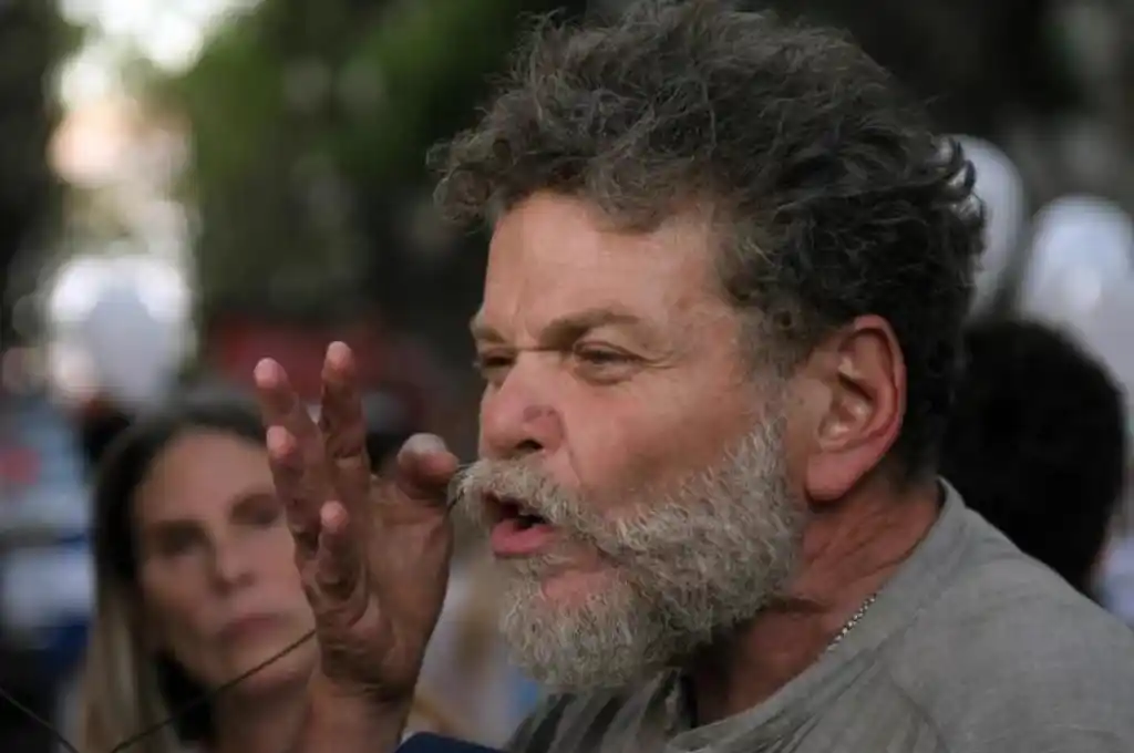 Alfredo Casero le pegó a un fanático que se quiso sacar foto con él.