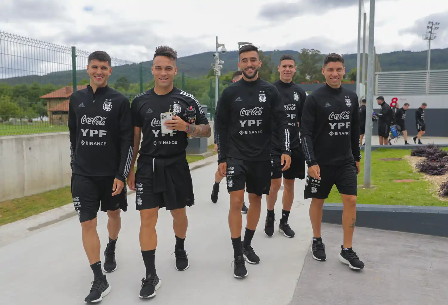 Lautaro Martínez junto algunos de sus compañeros en Bilbao.