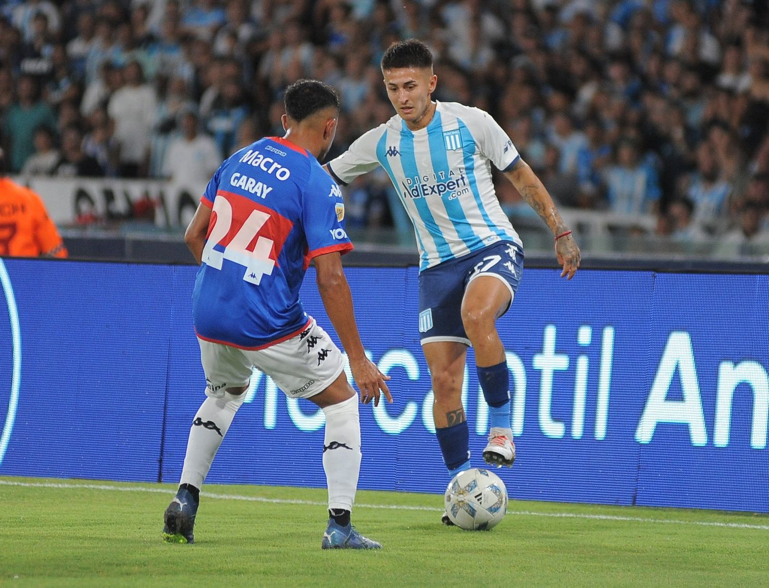 Rojas controla la pelota ante la presencia de Garay.