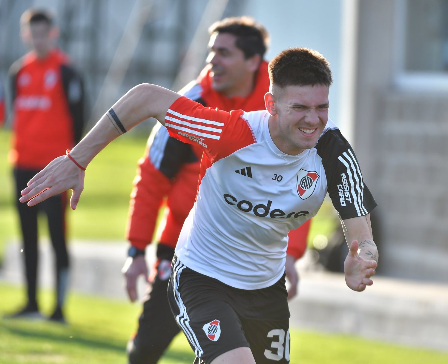 El azuleño Mastantuono lucha por un lugar en la titularidad de River.