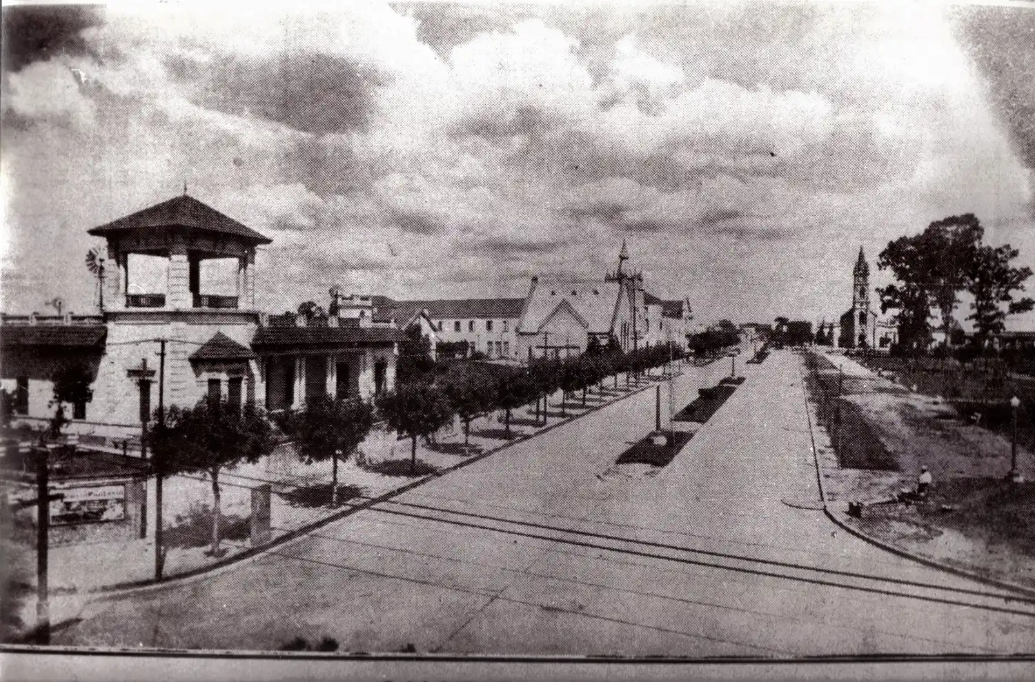 Imagen de calle Belgrano, en 1938, captada desde su intersección con 9 de Julio. A la izquierda, la Casona de Andueza, a la derecha la plaza San Martín, y en el fondo la Catedral. Foto: Archivo Histórico Digital VT