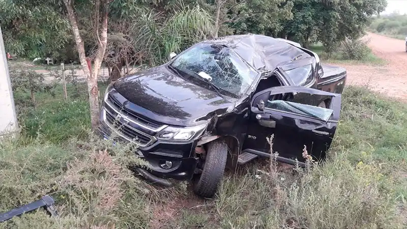 Volcó en la banquina y dijo que reventó un neumático, pero revelaron que la causa fue otra