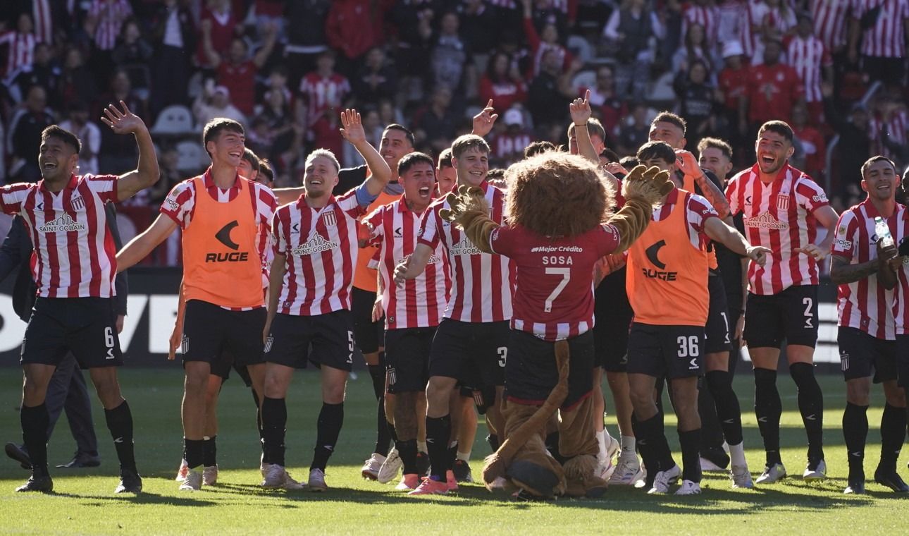 Estudiantes le ganó el clásico a Gimnasia y quedó puntero.