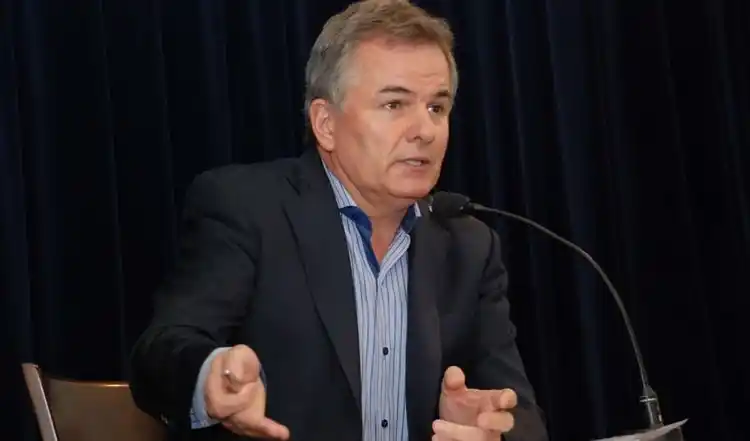 El intendente de Bahía Blanca redujo horas extras y congeló el ingreso de personal