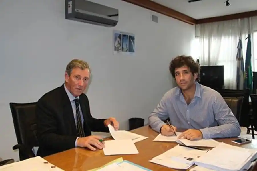 Pila: El Intendente firmó un convenio para la construcción de viviendas