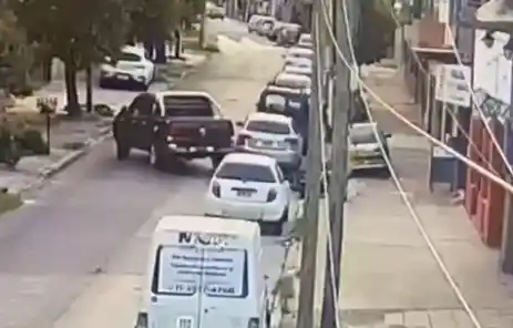 El momento quedó grabado por las cámaras de seguridad