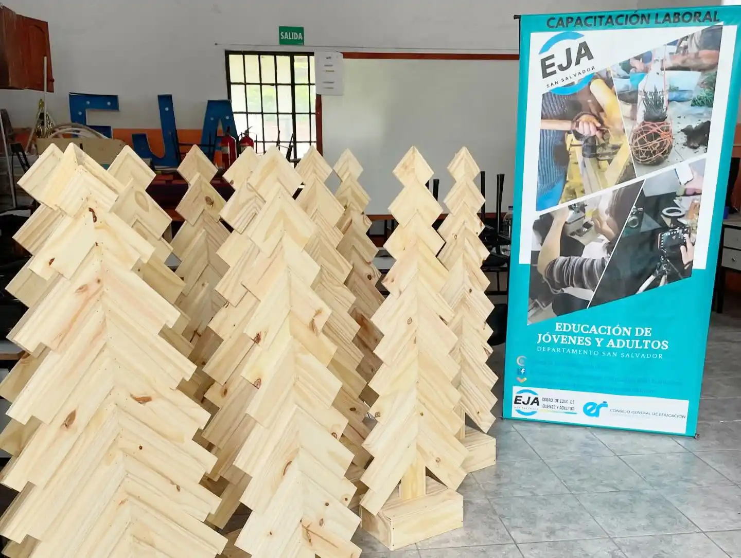 Árboles de navidad confeccionados por la Escuela de Jóvenes y Adultos