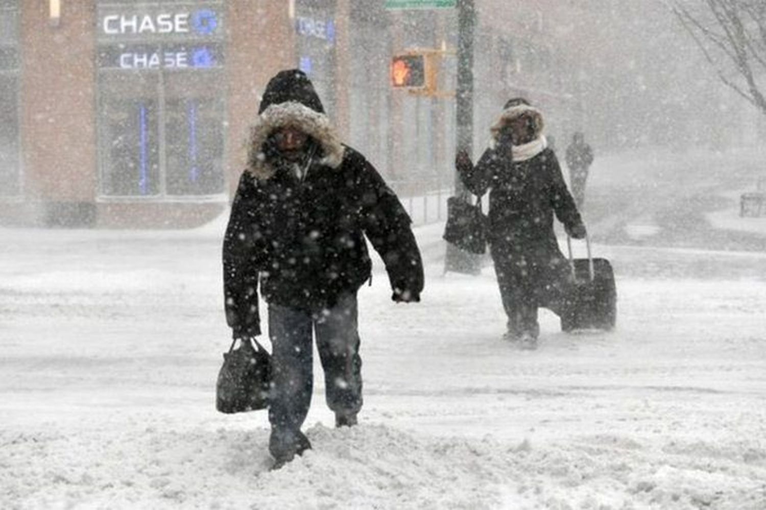EN VÍSPERA DE NAVIDAD intensa tormenta helada afecta a millones de ciudadanos en EE.UU.