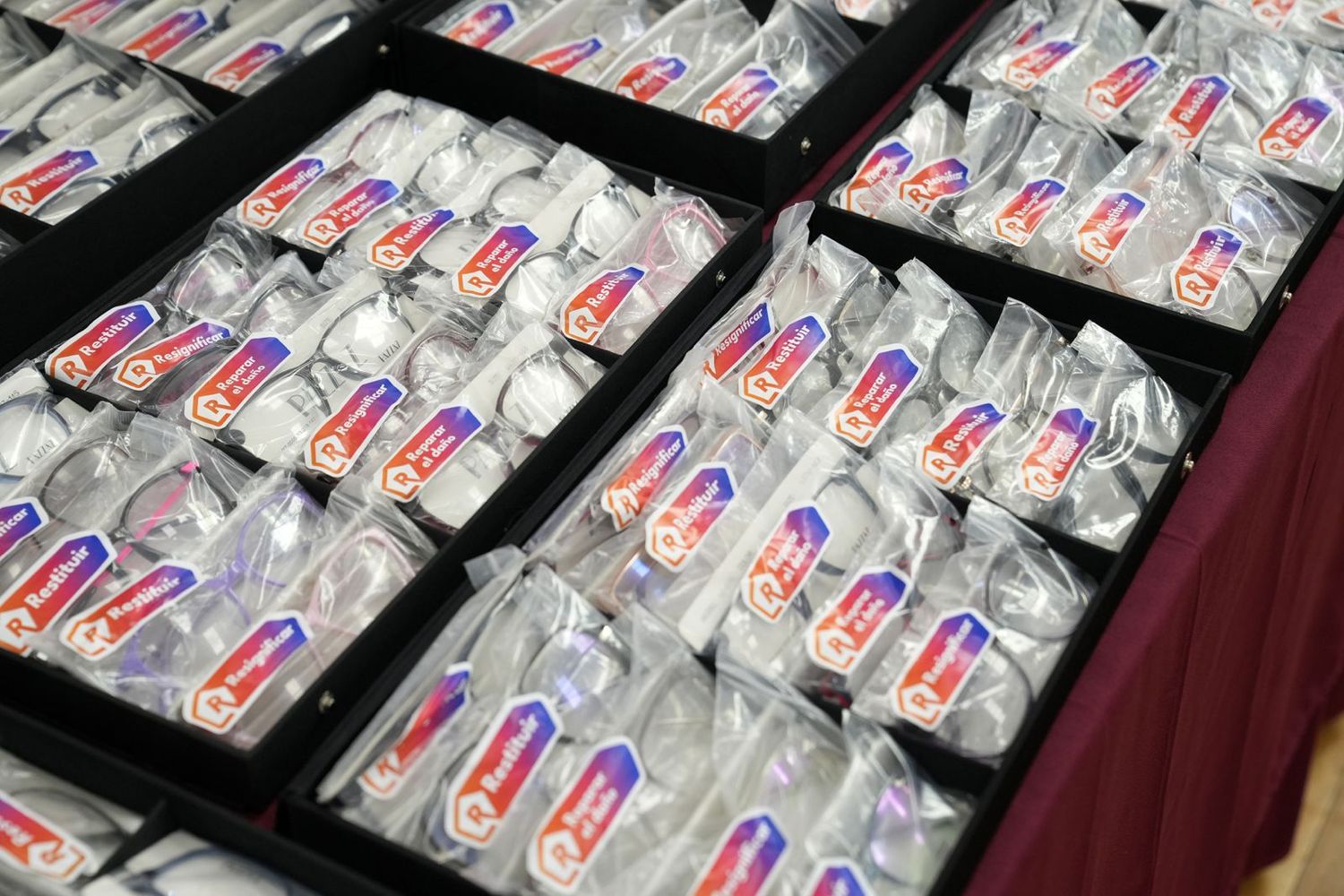 Entregaron a jubilados marcos de lentes incautados al delito