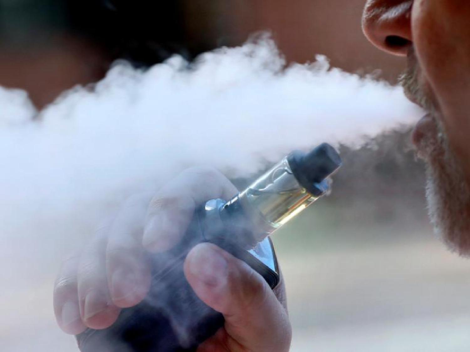 Prohíben venta de vapeadores y tabacos a menores además de vedar exhibición en negocios de Córdoba